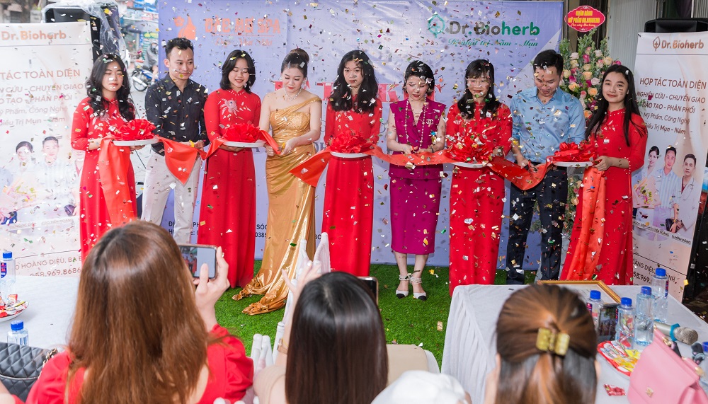 Cắt băng khánh thành